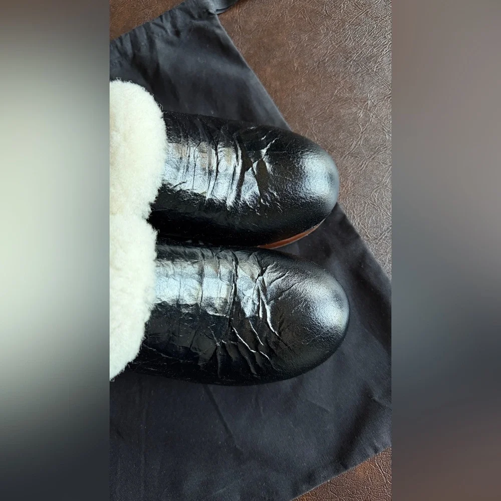 🖤CHANEL🖤Shearling Crinkled Leather Clogs - Picture 3 of 13